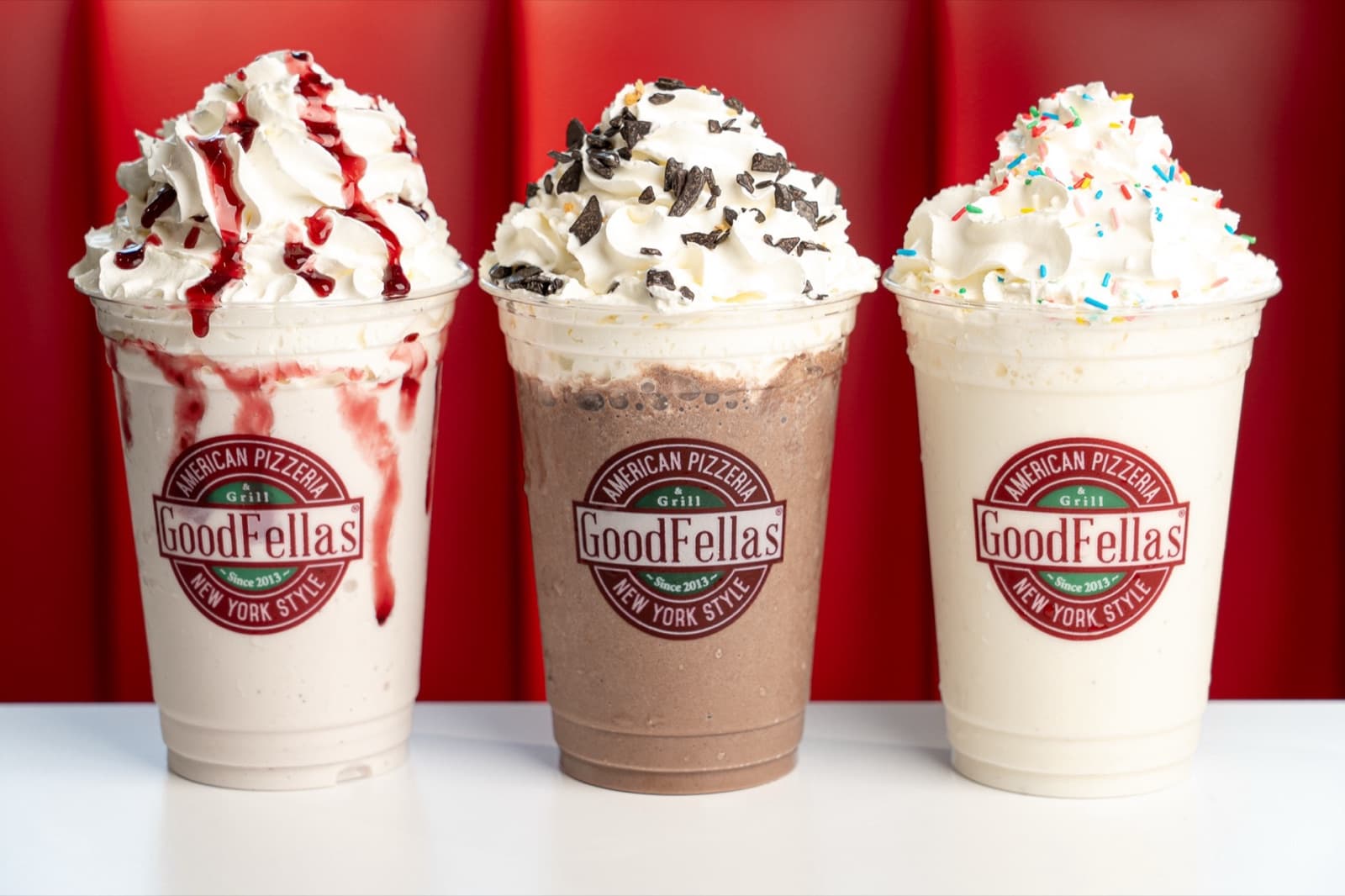 Trois milkshakes GoodFellas épais — fraise, chocolat et vanille — surmontés de chantilly
