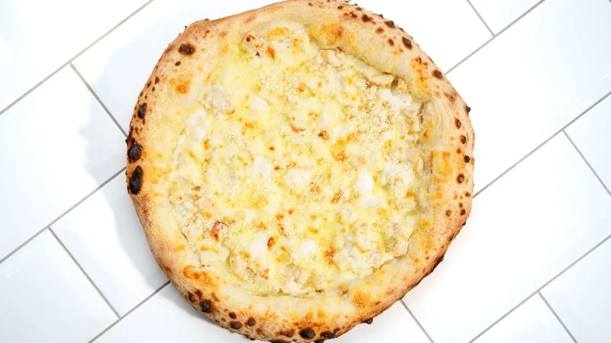 Pizza blanche crémeuse au poulet, sauce alfredo et mozzarella