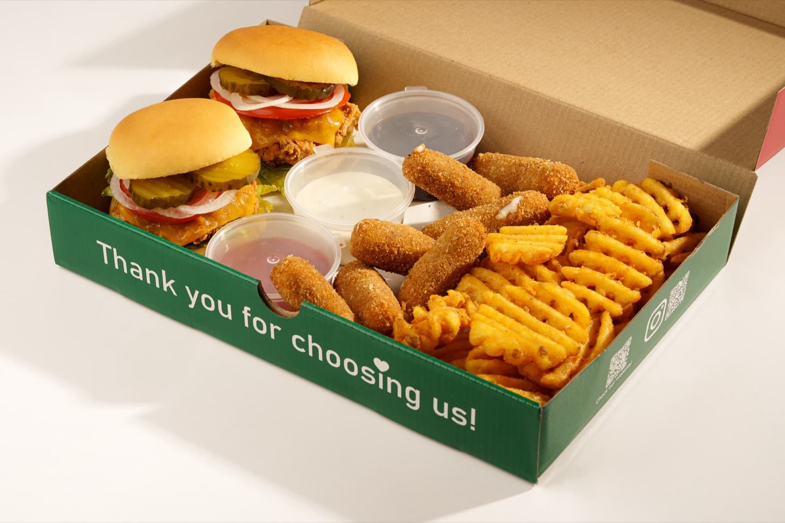 Box à partager : mini-burgers au poulet, bâtonnets de mozzarella panés, frites gaufrées et sauces